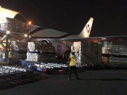 Representantes de la Secretaría de Relaciones Exteriores de México, la Secretaría de Salud y la Aduana recibieron los materiales en el aeropuerto. ESPECIAL / ccchinamexico.org
