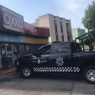 Con navaja y cuchillo buscaban asaltar una tienda de conveniencia pero los detienen