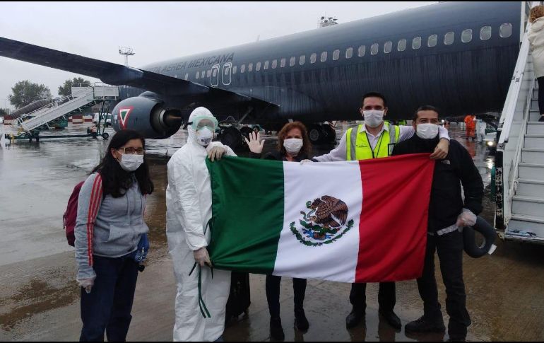 Un grupo de mexicanos antes de abordar el avión en Buenos Aires. TWITTER@m_ebrard