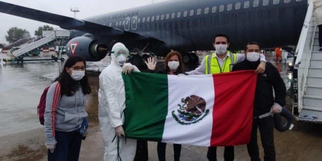 Regresan 280 mexicanos varados en Argentina