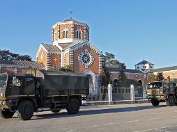 Militares italianos trasladan ataúdes de Bérgamo al cementerio de Padova. EFE/N. Fossela