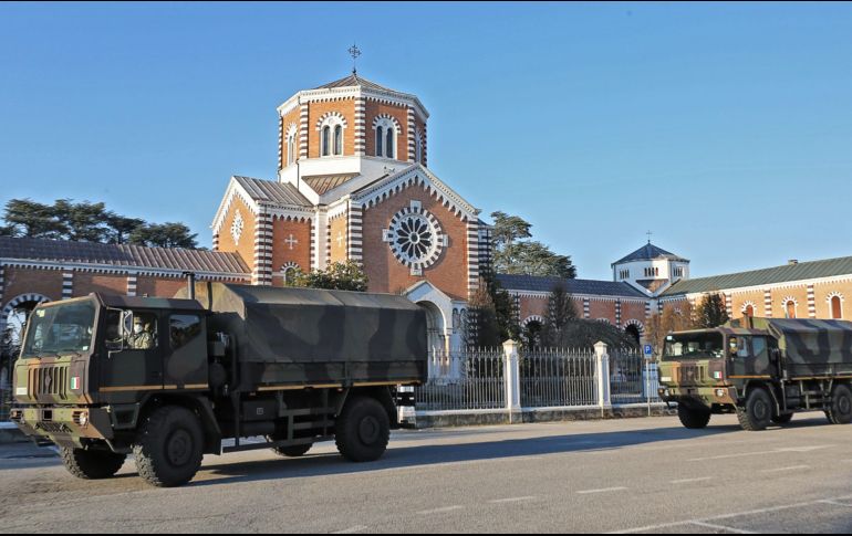Militares italianos trasladan ataúdes de Bérgamo al cementerio de Padova. EFE/N. Fossela