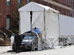 Con más de 75 mil casos confirmados de COVID-19 y más de mil muertes, la ciudad de Nueva York es el epicentro del coronavirus en EU. Una carroza recoge cuerpos de un camión refrigerado afuera de un hospital en Nueva York. AFP/A. Weiss