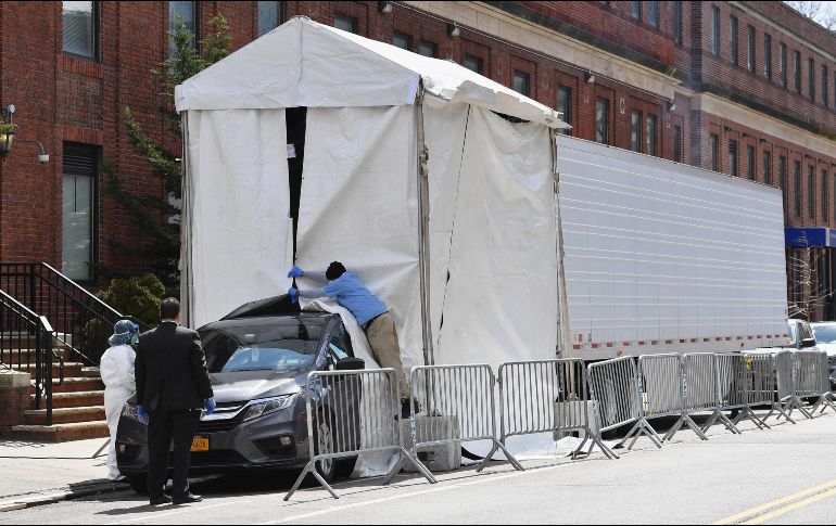 Con más de 75 mil casos confirmados de COVID-19 y más de mil muertes, la ciudad de Nueva York es el epicentro del coronavirus en EU. Una carroza recoge cuerpos de un camión refrigerado afuera de un hospital en Nueva York. AFP/A. Weiss