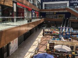 Vista de una plaza comercial semidesierta, este miércoles. SUN/G. Espinosa