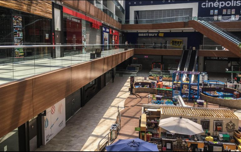 Vista de una plaza comercial semidesierta, este miércoles. SUN/G. Espinosa
