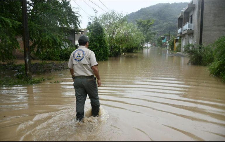 El desbordamiento de los arroyos La Colorada y La Culebra provocaron que el agua derribara bardas y destruyera diversos elementos urbanos. NTX / ARCHIVO