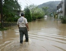 El desbordamiento de los arroyos La Colorada y La Culebra provocaron que el agua derribara bardas y destruyera diversos elementos urbanos. NTX / ARCHIVO