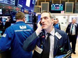Wall Street reaccionó con pesimismo a las últimas cifras sobre la pandemia de coronavirus en Estados Unidos. EFE/J. Lane