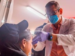 Los manifestantes piden que se dote al hospital de camas, tomas de oxígeno, respiradores, ventiladores y camillas especiales para transportar personas infectadas. EFE/F. Guasco