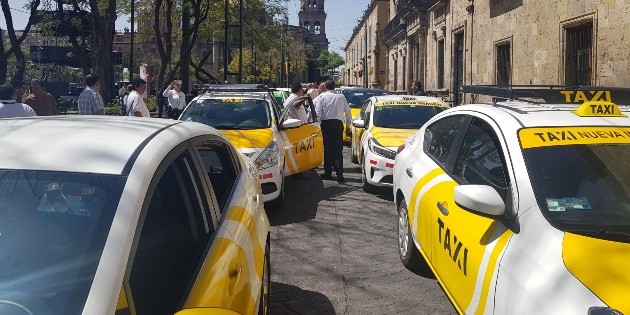 Gobierno apoya con 100 taxis a enfermeras tras agresiones