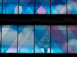 Un trabajador de la salud toma un descanso en el Hospital Mount Sinai, en Nueva York. EFE/J. Lane