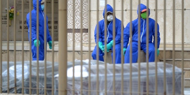 Apilan cuerpos en Ecuador; desconocen si son por COVID-19