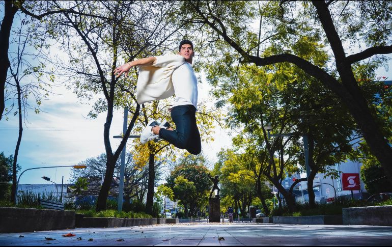Deportista. Ante este aislamiento entre personas, el histrión se mantiene activo físicamente y quiere que tú también lo estés. CORTESÍA