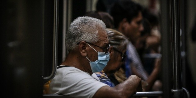 La UNAM recomienda usar cubrebocas para viajar en transporte p&uacute;blico