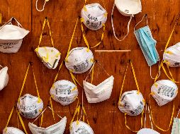 Mascarillas se ven con los nombres de enfermeros y personal médico en un hospital de campaña para enfermos de coronavirus en Cremona, en la región de Lombardía. AFP/M. Medina