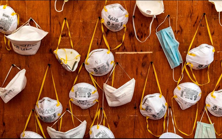 Mascarillas se ven con los nombres de enfermeros y personal médico en un hospital de campaña para enfermos de coronavirus en Cremona, en la región de Lombardía. AFP/M. Medina