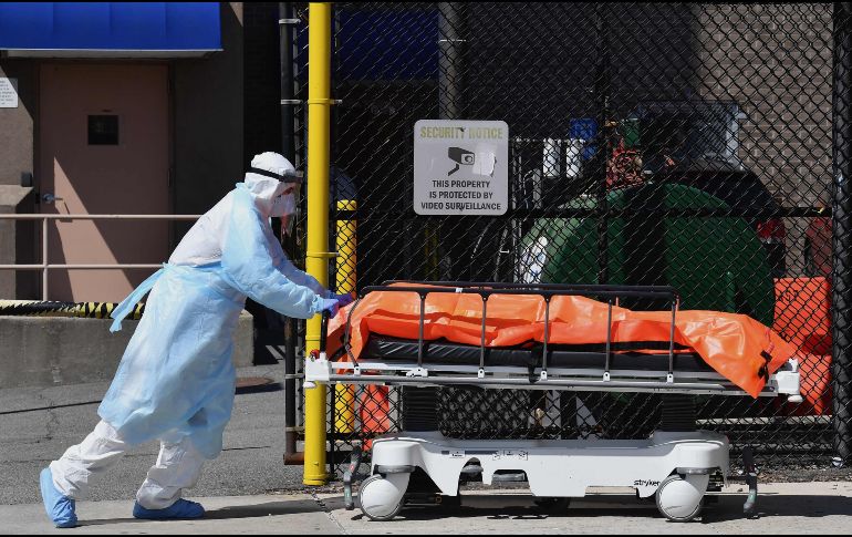 Personal médico traslada un cuerpo de un centro médico a un camión refrigerado en Nueva York. AFP/A.Weiss