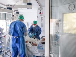 En total hay 26 mil personas hospitalizadas en Francia, de las cuales seis mil 399 están en reanimación. EFE/C. Petit