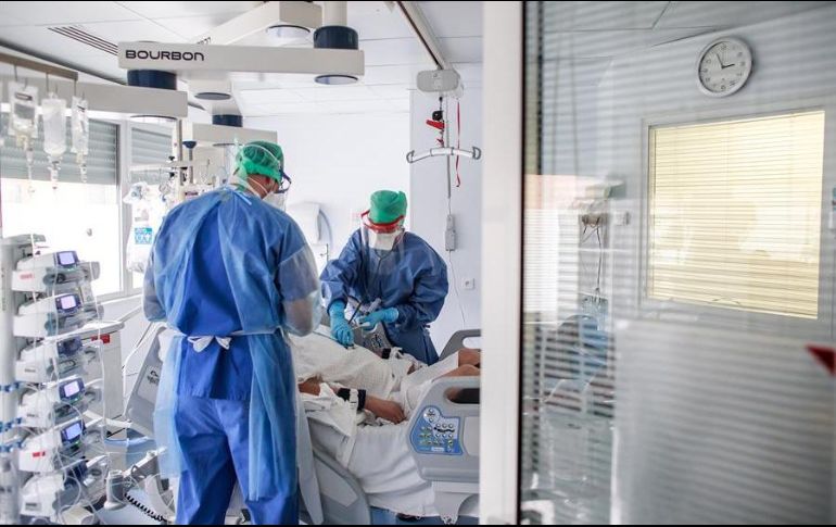 En total hay 26 mil personas hospitalizadas en Francia, de las cuales seis mil 399 están en reanimación. EFE/C. Petit