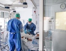 En total hay 26 mil personas hospitalizadas en Francia, de las cuales seis mil 399 están en reanimación. EFE/C. Petit