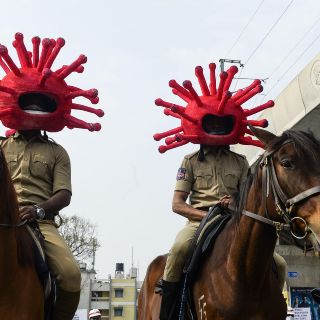 India recurre a bailes y cascos de coronavirus para hacer cumplir cuarentena