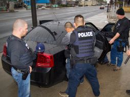 Asociaciones civiles denuncian la violencia y arbitrariedad con la que agentes del ICE realizan su trabajo. AP/ARCHIVO
