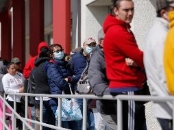 Personas en fila para tramitar el subsidio por desempleo. La semana pasada 6.64 millones solicitaron el apoyo. AP/J. Locher