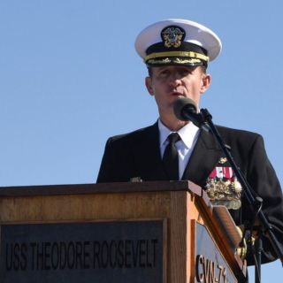 Retiran de su cargo a capitán de portaaviones de EU con brote de coronavirus