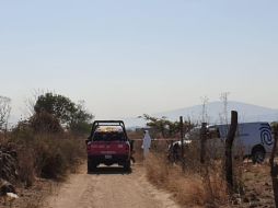 Las patrullas de la policía de El Salto llegan hasta a una finca tras rodear el cerro del Tezontle, donde encuentran tres personas sin vida. EL INFORMADOR