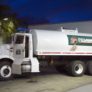 Fitch baja calificación a Pemex