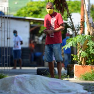 Ecuador contrata 120 médicos para Guayaquil mientras recolecta cadáveres