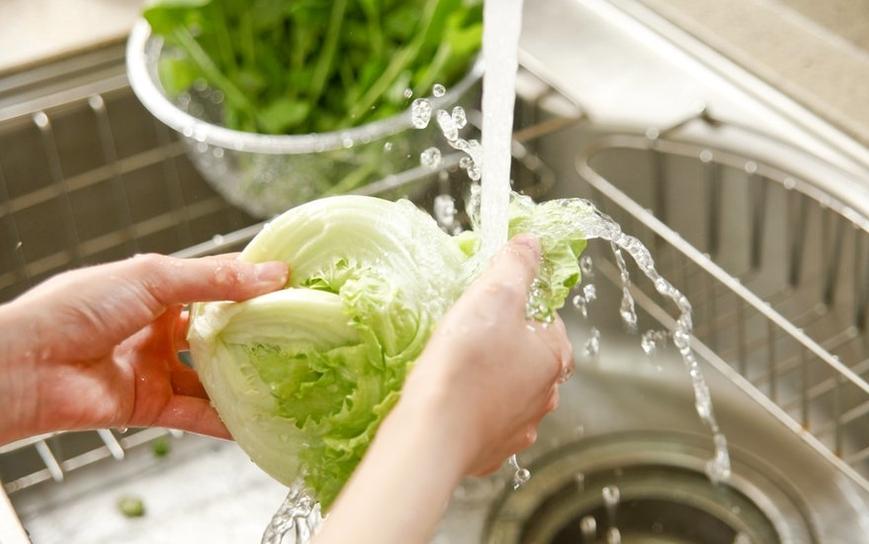 Con agua corriendo: esa es la mejor forma de lavar las frutas y verduras frescas incluso en tiempo de coronavirus. GETTY IMAGES