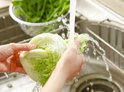 Con agua corriendo: esa es la mejor forma de lavar las frutas y verduras frescas incluso en tiempo de coronavirus. GETTY IMAGES