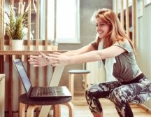 Puedes hacer sentadillas mientras miras algo en tu laptop. ¿Te animas? GETTY IMAGES