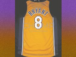 Un jersey de los Lakers firmado por la ex estrella Kobe Bryant  tiene un valor que asciende hasta los 113 mil 999 pesos mexicanos. ESPECIAL