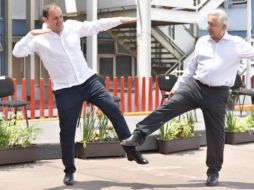 Ambos mandatarios hicieron que sus pies se encontraran entre las risas de los presentes. ESPECIAL