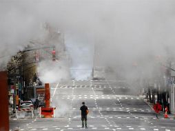 Una persona cruza una avenida Madison casi vacía en Nueva York este sábado. EFE/J. Lane
