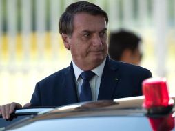 El presidente de Brasil, Jair Bolsonaro, abandona el Palacio de la Alvorada, en Brasilia, tras una conferencia de prensa. EFE/J. Alves