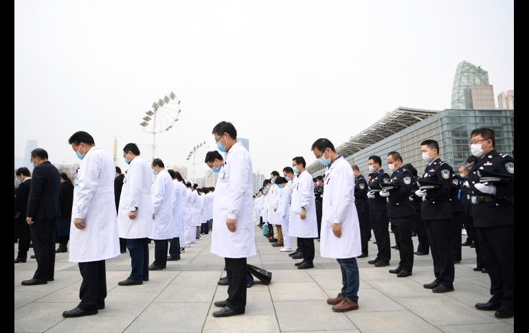 A lo largo y ancho de China, los habitantes detuvieron sus actividades este sábado para rendir un homenaje en silencio a las víctimas de la pandemia. XINHUA / C. Bin