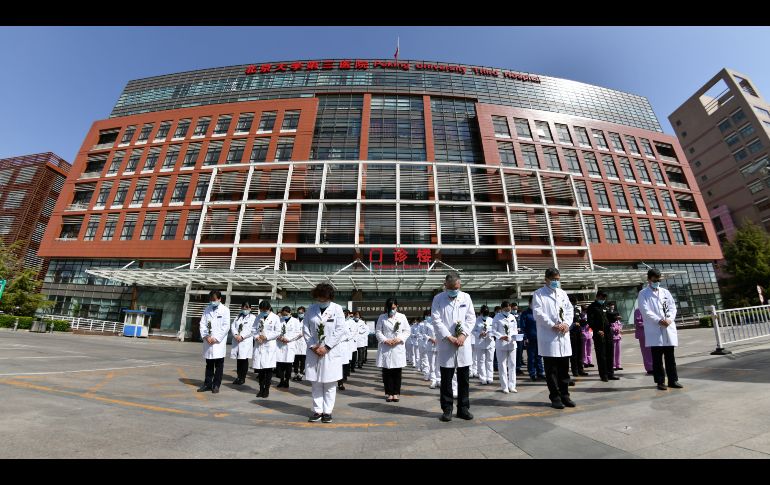 A lo largo y ancho de China, los habitantes detuvieron sus actividades este sábado para rendir un homenaje en silencio a las víctimas de la pandemia. XINHUA / L. Jianan