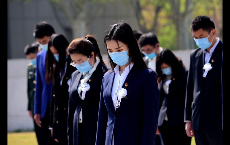 A lo largo y ancho de China, los habitantes detuvieron sus actividades este sábado para rendir un homenaje en silencio a las víctimas de la pandemia. XINHUA / z. xIANG