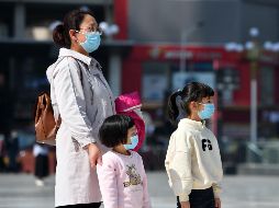 A lo largo y ancho de China, los habitantes detuvieron sus actividades este sábado para rendir un homenaje en silencio a las víctimas de la pandemia. XINHUA / L. Jianan