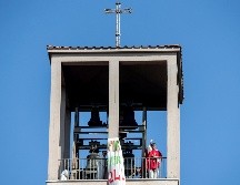 Un sacerdote oficia la misa del Domingo de Ramos desde la torre de la campana de su templo en Roma. Los templos permanecen cerrados en Italia por la cuarentena para frenar el coronavirus. AP/LaPresse/R. Monaldo