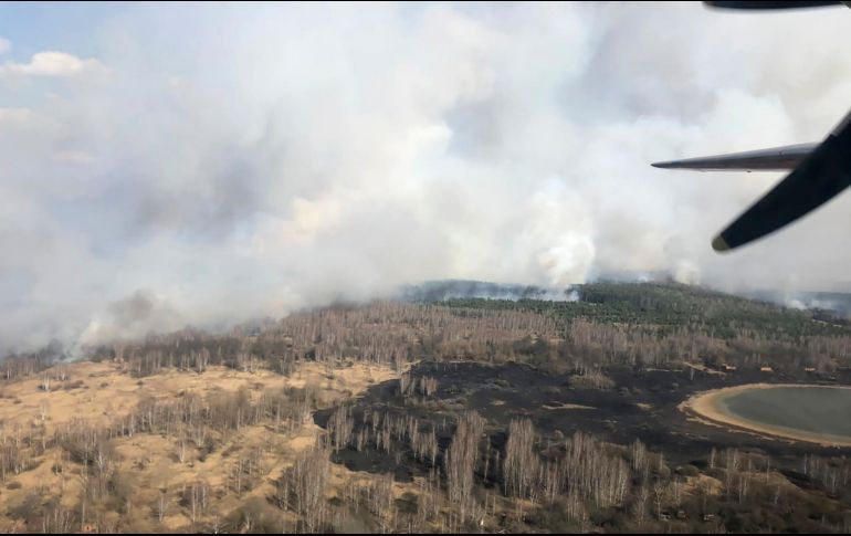 Dos aviones, un helicóptero y un centenar de bomberos estaban movilizados contra el incendio cerca de la población de Volodymyrivka. AP/Ministerio de Situación de Emergencia