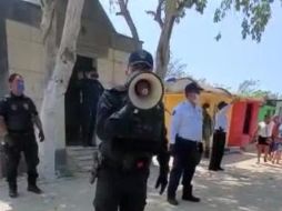 Zapotecos desafían aislamiento en Juchitán; acuden a visitar a sus muertos