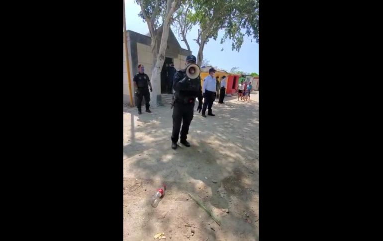 Policías estatales y elementos de la Guardia Nacional se despliegan en el Istmo de Tehuantepec para exhortar a los habitantes a quedarse en casa. TWITTER/SSP_GobOax