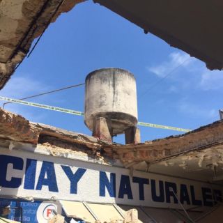 Cae el techo de una farmacia en la colonia Libertad