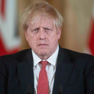 Hospitalizan a Boris Johnson para exámenes por coronavirus