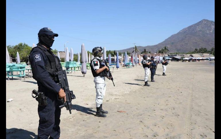 Policías y elementos de la Guardia Nacional se desplegaron ayer en playas de Colima. TWITTER@gobiernocolima
